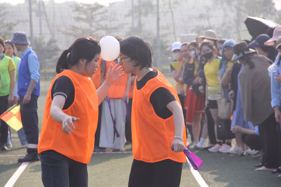 Các nữ lao động tại Công ty FHS tham gia Hội thi Trò chơi dân gian.