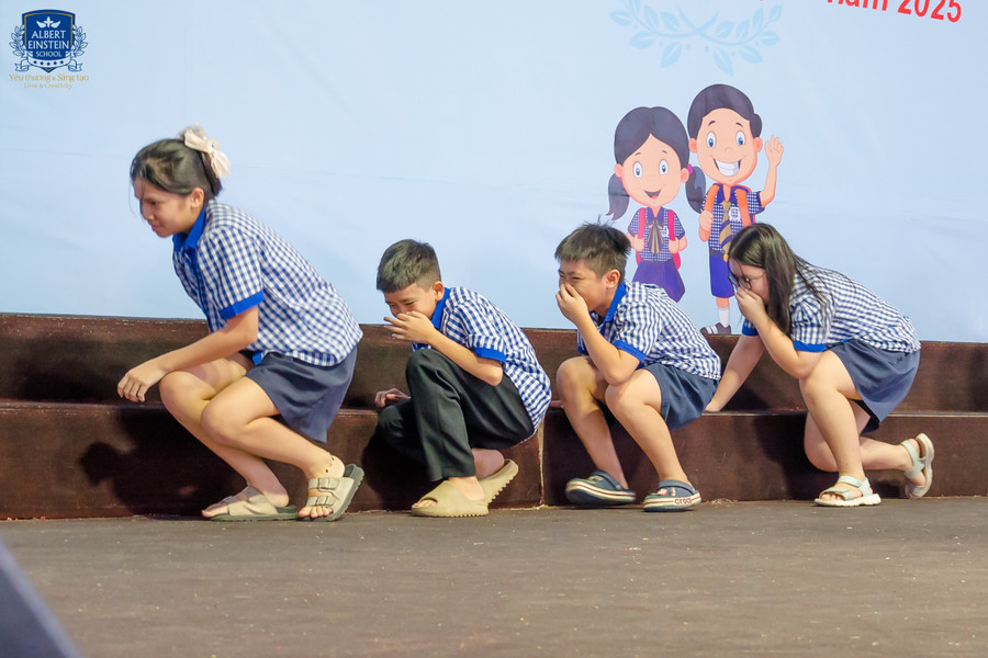 Sau phần lý thuyết, giáo viên và học sinh được thực hành xử lý các tình huống giả định như: phát hiện cháy trong lớp học, hướng dẫn sơ tán học sinh an toàn, sử dụng bình chữa cháy dập tắt đám cháy ban đầu và phối hợp cùng lực lượng chuyên nghiệp khi có sự cố xảy ra. dsc01315.jpg