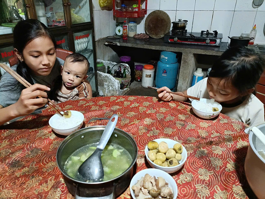 Gia đình anh Tuấn có 4 đứa con nhỏ, từ khi Huy đổ bệnh, các chị em của Huy phải tự ở nhà chăm sóc nhau. fd8313c27e5aca04934b.jpg