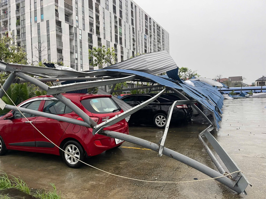 Bão khiến khu vực nhà để xe tại phường Thành Sen biến dạng. fb-img-1759103322956.jpg