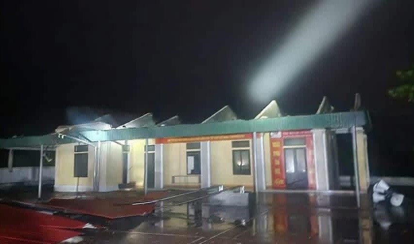 Nhà văn hóa thôn ở thị xã Kỳ Anh cũ bị gió cuốn bay toàn bộ mái tôn. fb-img-1759103358642.jpg