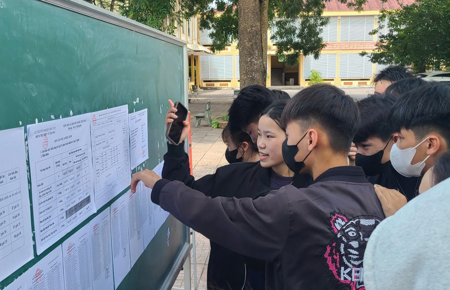 Thí sinh kiểm tra danh sách phòng thi. a3cc245c7d94caca9385.jpg