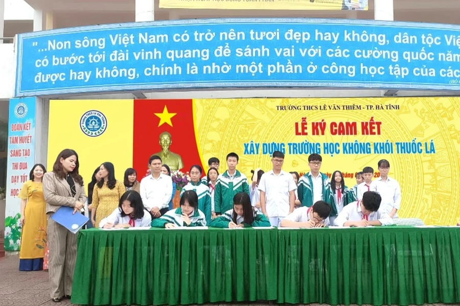 Học sinh trường THCS Lê Văn Thiêm (TP Hà Tĩnh) ký cam kết không sử dụng các loại thuốc lá, thuốc điện tử.