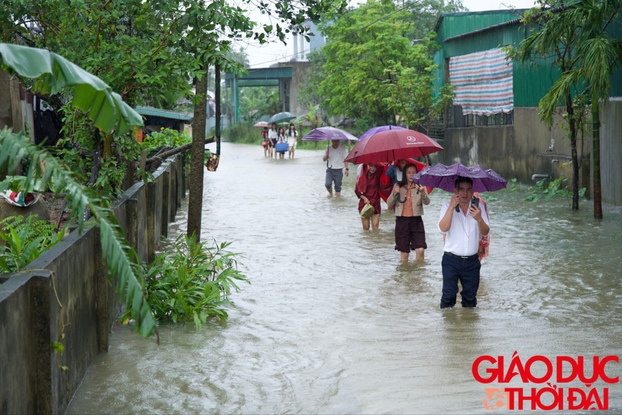 Đoàn rước dâu phải lội nước lũ cả 1 quãng đường dài. (Ảnh: Đình Thao) l5-05319-6382.jpg