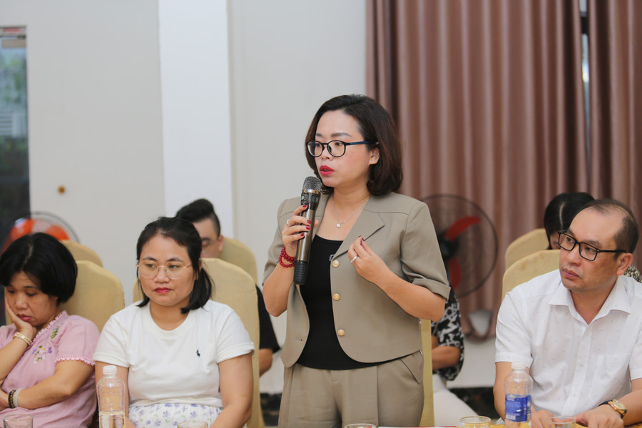 Bà Nguyễn Đức Hạnh - Phó trưởng Ban Giáo dục chia sẻ kinh nghiệm chuyên môn. 4i7a0959.jpg