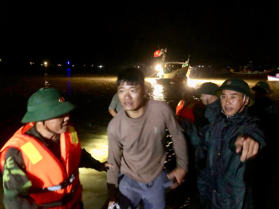 Lực lượng cứu hộ đưa những nạn nhân bị lật tàu trên biển Thiên Cầm (Hà Tĩnh) vào bờ an toàn. (Ảnh CTV).