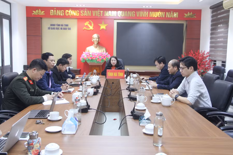 Sở Giáo dục và Đào tạo Hà Tĩnh tham dự Hội nghị trực tuyến.