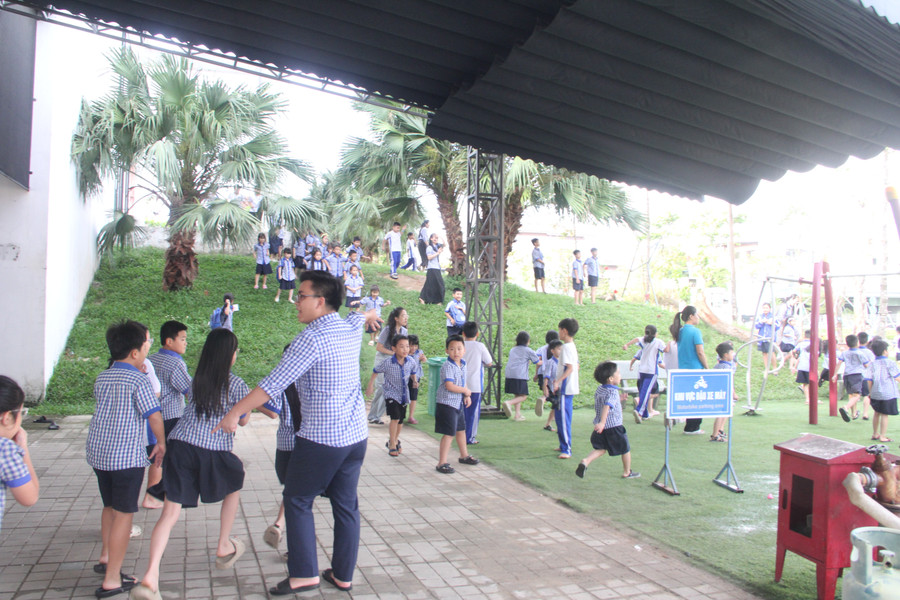 Những kỹ năng này giúp mỗi thành viên trong nhà trường chủ động hơn, tránh tâm lý hoảng loạn khi gặp sự cố thực tế. img-7055.jpg