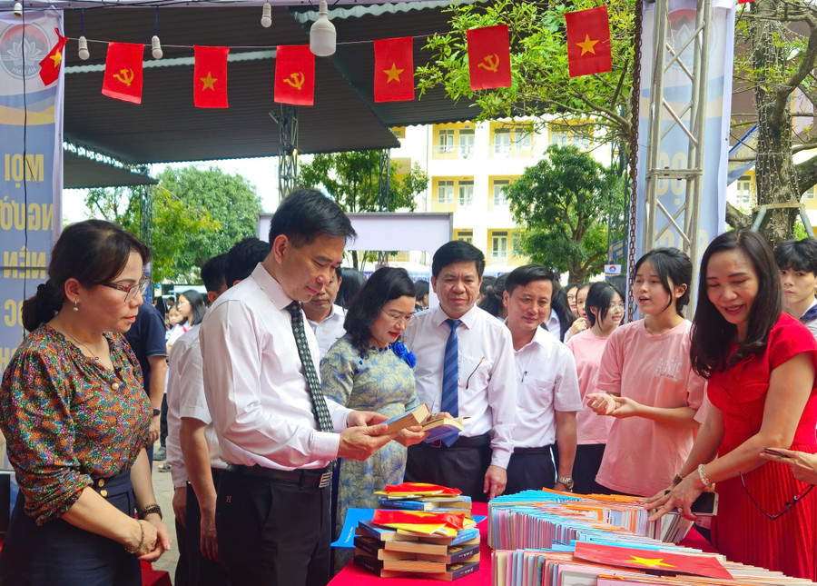 Các đại biểu tham quan các gian hàng trưng bày sách.