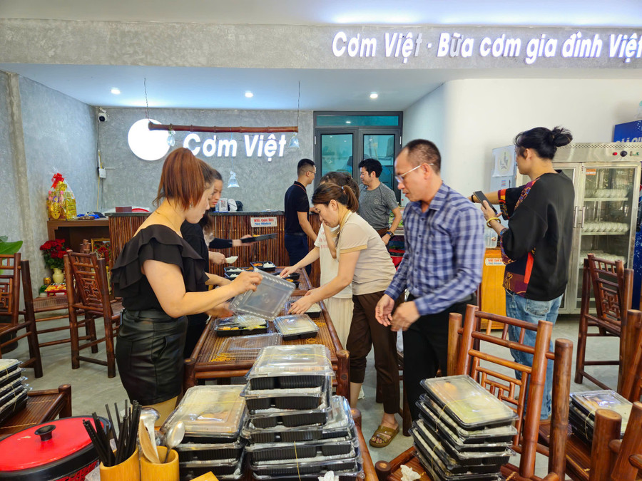 Những suất ăn được Nhà hàng Cơm Việt chuẩn bị kỹ lưỡng. 2.jpg