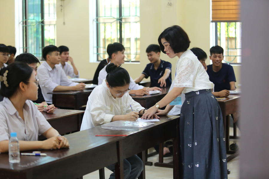 Cán bộ coi thi hướng dẫn thí sinh điền những thông tin cần thiết. 1-2.jpg