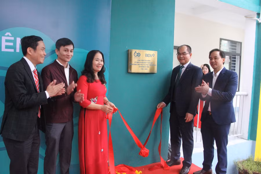 Đại diện BIDV Hà Tĩnh cùng các đại biểu bàn giao công trình tài trợ cho Trường Tiểu học Lộc Yên.