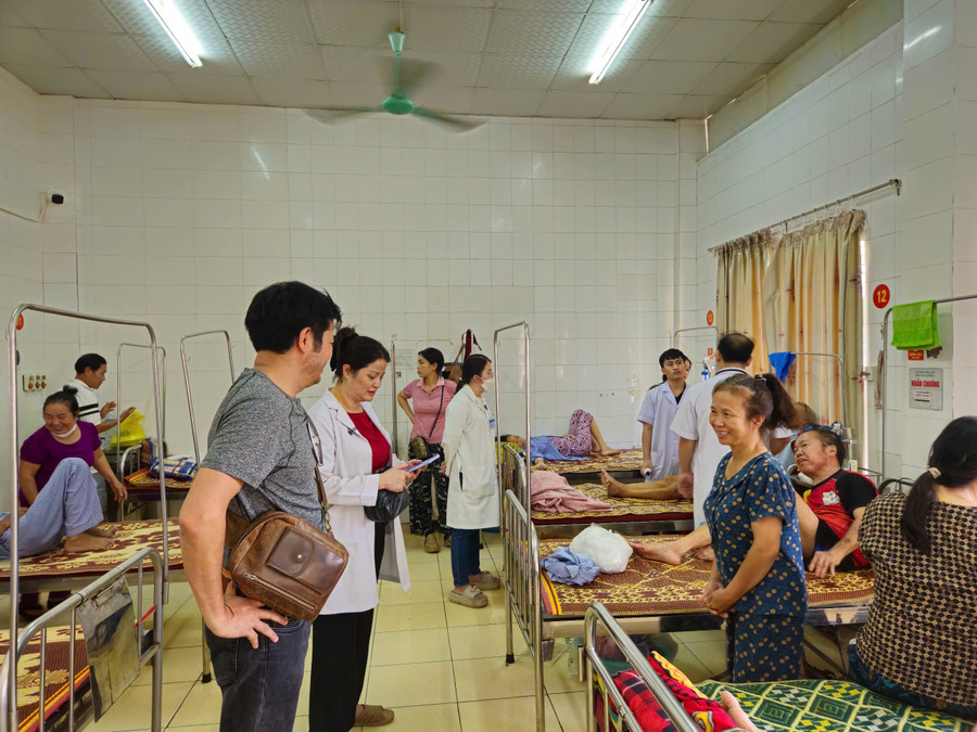 Niềm vui của người bệnh khi đón nhận suất cơm, phần quà nghĩa tình. 9.jpg
