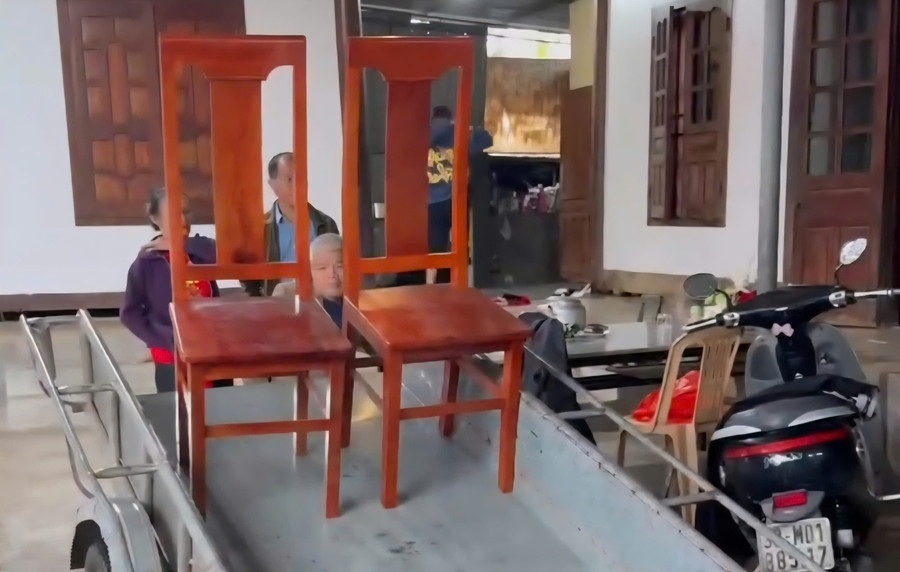 Hai chiếc ghế được đặt lên xe kéo để cô dâu và chú rể ngồi. (Ảnh cắt từ clip) z7178485893278-920f3d5a7cab73f37b5ccd7f77723752.jpg