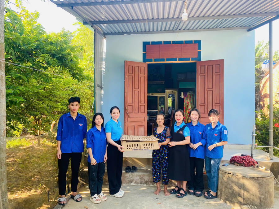 "Tuổi trẻ đẹp nhất khi biết cống hiến" – Cẩm Ly trong một chương trình trao quà, hỗ trợ sinh kế cho người nghèo ở huyện Cẩm Xuyên, Hà Tĩnh. 0119d291d7ca62943bdb.jpg