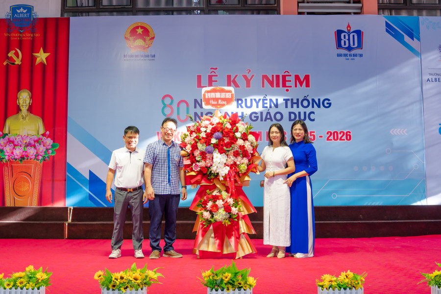 Nhiều đơn vị trên địa bàn và phụ huynh chúc mừng nhà trường tại lễ khai giảng. dsc06005.jpg