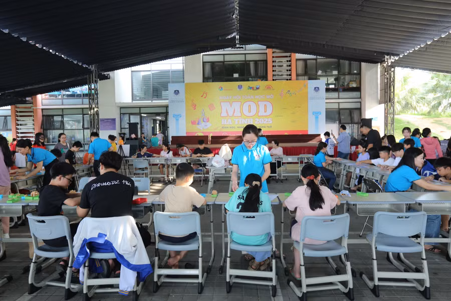 Hàng trăm học sinh ở Hà Tĩnh tham dự Ngày hội Toán học Mở.