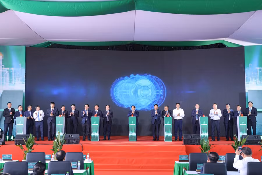 Thủ tướng Phạm Minh Chính cùng các đại biểu thực hiện nghi thức vận hành Nhà máy điện Nhơn Trạch 3&4.