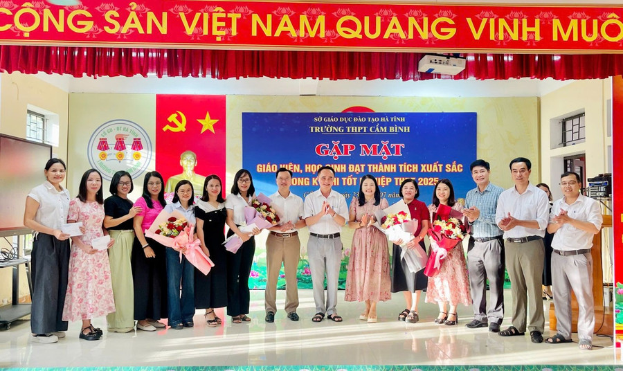 Lãnh đạo Trường THPT Cẩm Bình chúc mừng các giáo viên bộ môn đạt kết quả cao trong Kỳ thi tốt nghiệp THPT 2025.