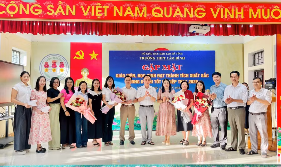 Lãnh đạo Trường THPT Cẩm Bình chúc mừng các giáo viên bộ môn đạt kết quả cao trong Kỳ thi tốt nghiệp THPT 2025.
