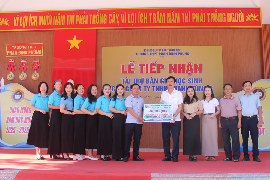 Ông Trần Văn Tuấn - đại diện Công ty TNHH MTV Thanh Tùng 2 trao biểu trưng quà tặng cho trường THPT Phan Đình Phùng. 2-2.jpg