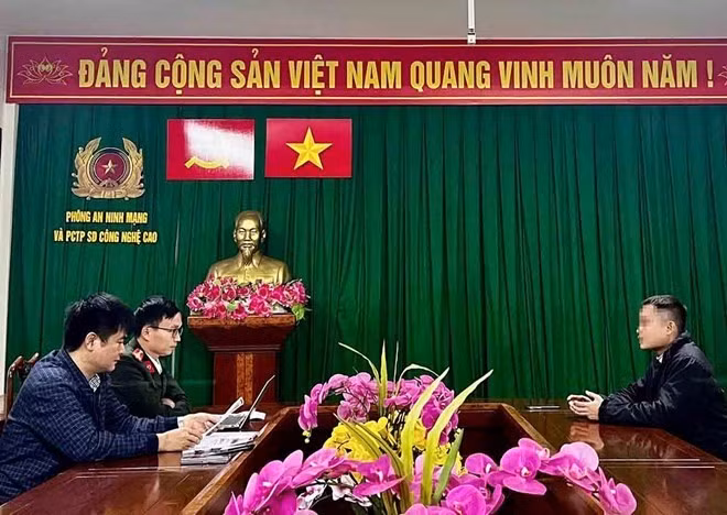 Cơ quan chức năng làm việc với ông T.D.T. (Ảnh: CTV)