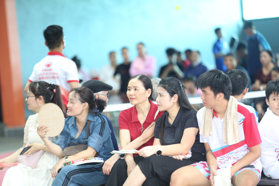 Cổ động viên, phụ huynh luôn dõi theo từng pha bóng. 3-3874.jpg