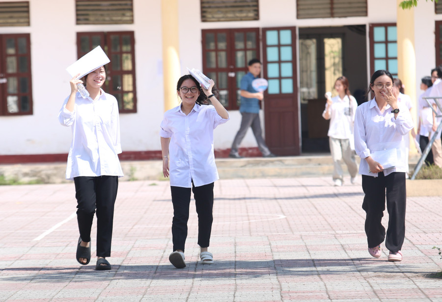 Nụ cười rạng rỡ của thí sinh sau khi bước ra khỏi phòng thi. 16.jpg