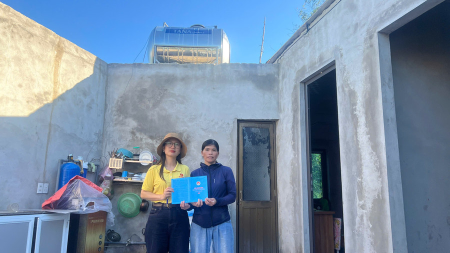 Chị Vương Thị Hường (phường Vinh Lộc, Nghệ An) là hộ nghèo, nhà tốc mái 100% được Vigroup hỗ trợ để kịp thời sửa sang lại nhà cửa sau bão. chi-vuong-thi-huong-ho-ngheo-khoi-thai-hoc-phuong-vinh-loc-nghe-an-nha-toc-mai-1002.jpg