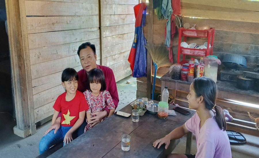 Thầy Lê Ánh Dương, Trường Tiểu học Phú Gia đến nhà thăm hỏi, động viên học sinh vượt qua khó khăn để tới trường.