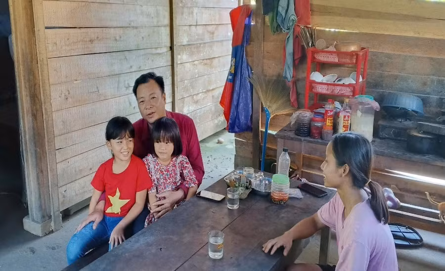 Thầy Lê Ánh Dương, Trường Tiểu học Phú Gia đến nhà thăm hỏi, động viên học sinh vượt qua khó khăn để tới trường.