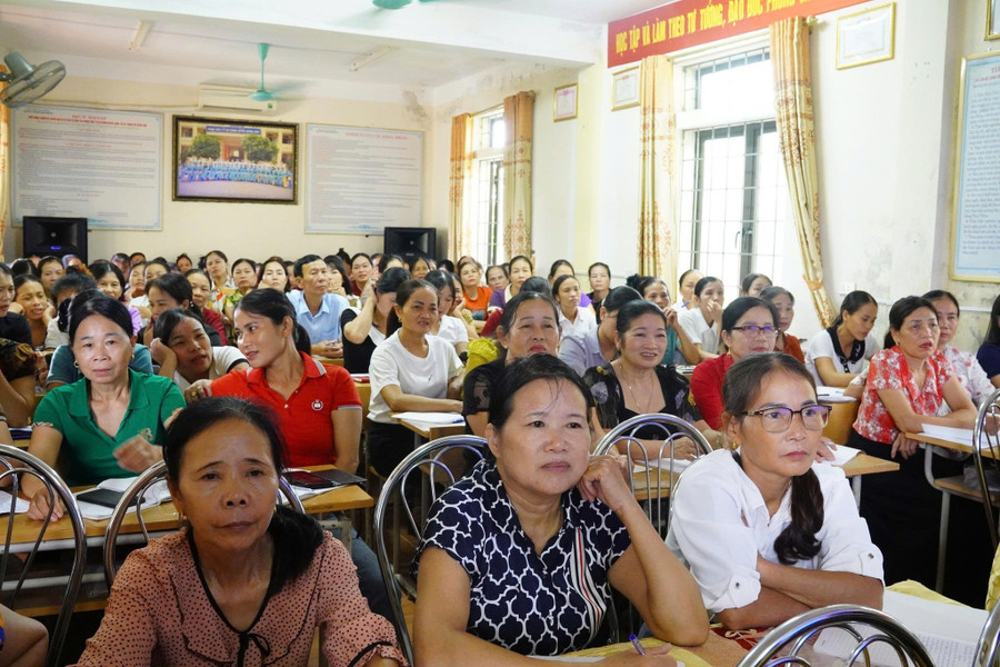 Cán bộ y tế thôn, xã ở vùng miền núi Hà Tĩnh tham gia tập huấn nâng cao năng lực về cải thiện chăm sóc dinh dưỡng. (Ảnh: Bích Liên)