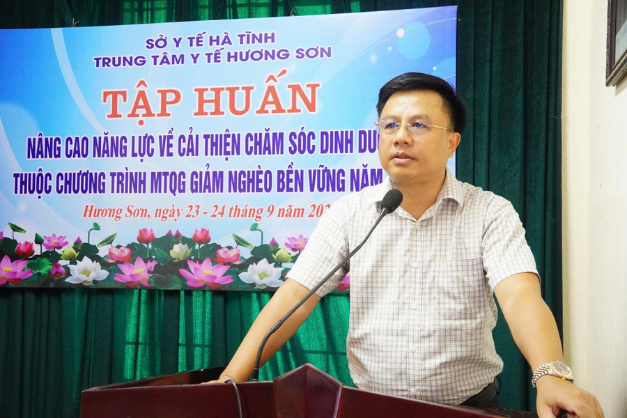 Ông Lê Nhật Thành, Giám đốc Trung tâm Y tế Hương Sơn phổ biến kiến thức tại buổi tập huấn. (Ảnh: Bích Liên) giam-ngheo-ha-tinh.jpg