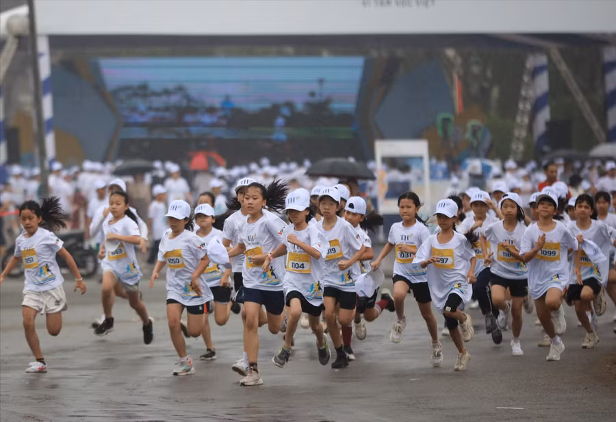 Học sinh tham gia giải chạy S-Race 2025.