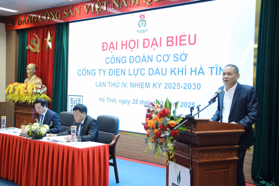 Lãnh đạo Công ty Điện lực Dầu khí Hà Tĩnh phát biểu tại Đại hội.