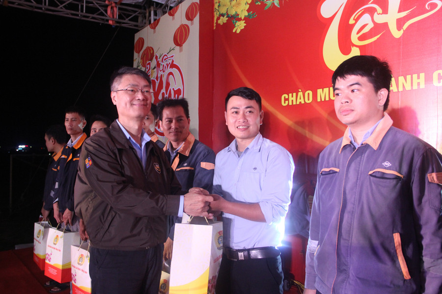 Đại diện lãnh đạo FHS trao quà Tết đến người lao động.