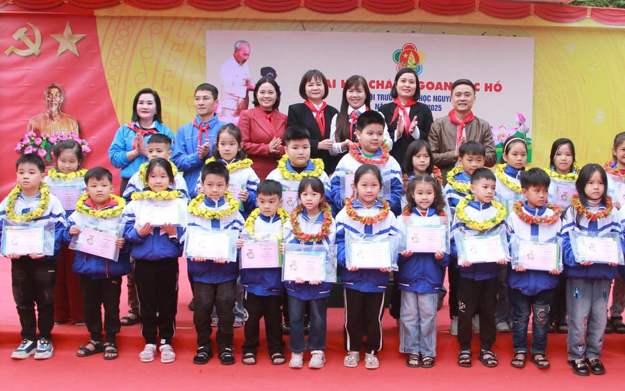 Đại hội Cháu ngoan Bác Hồ của Trường Tiểu học Nguyễn Du đã tuyên dương nhiều đội viên có thành tích xuất sắc.
