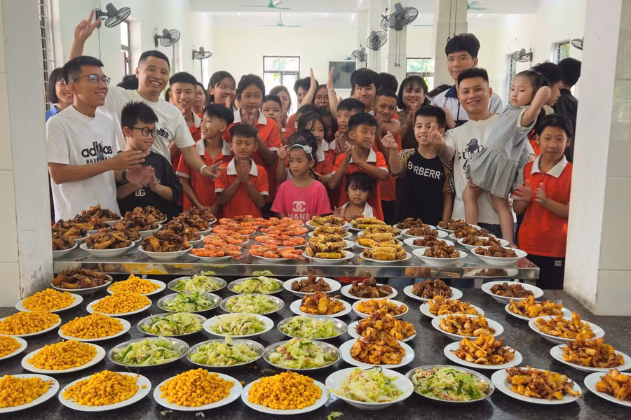 Gần 100 suất ăn dành tặng Làng trẻ em mồ côi Hà Tĩnh