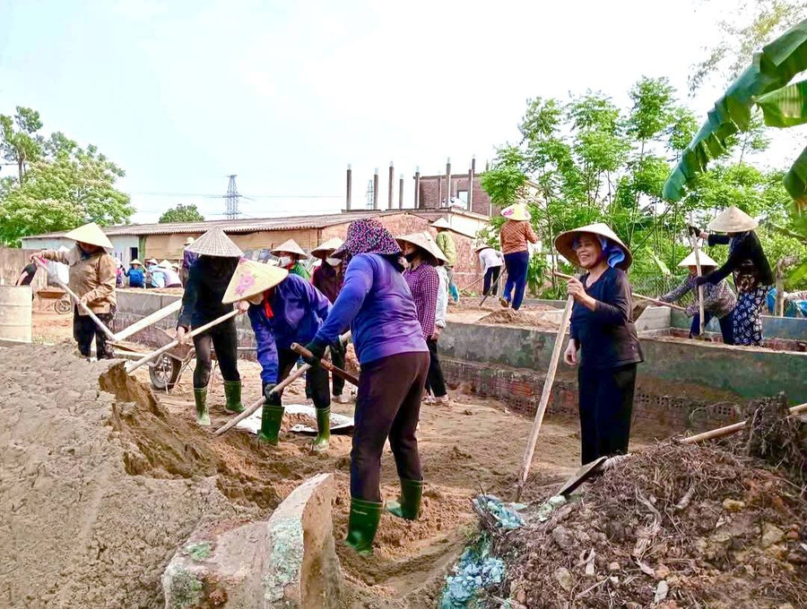 Các hội viên Hội LHPN phường Hà Huy Tập hỗ trợ ngày công giúp người nghèo xây sửa nhà. (Ảnh: Hoa Hạ) phu-nu-ha-tinh-trong-cong-tac-giam-ngheo-anh2.jpg