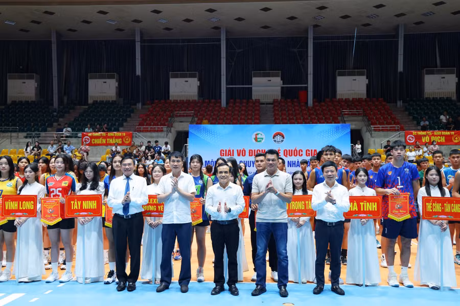 Ban Tổ chức trao cờ lưu niệm cho các đội tham gia.