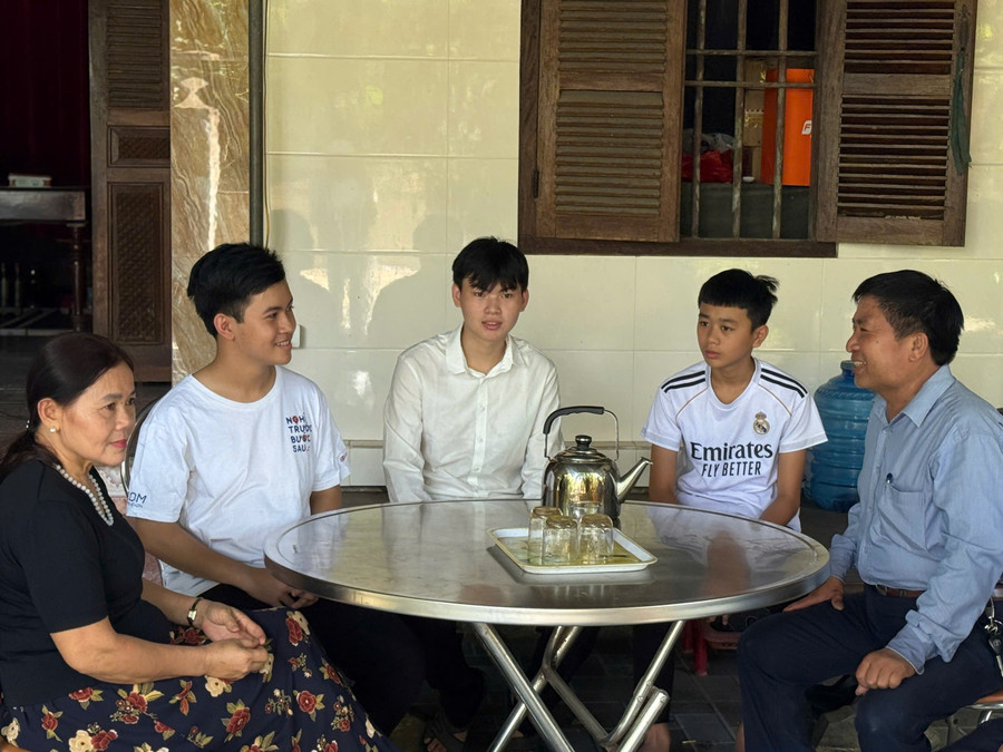 Nhiều người thân, bạn bè đến chúc mừng kết quả của Quốc Hưng. 2ab11c956f12d94c8003.jpg