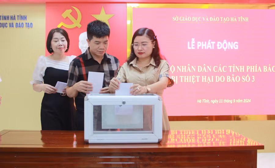 Sở GD&ĐT Hà Tĩnh quyên góp hỗ trợ Nhân dân vùng ảnh hưởng bão lũ ở các tỉnh phía Bắc.