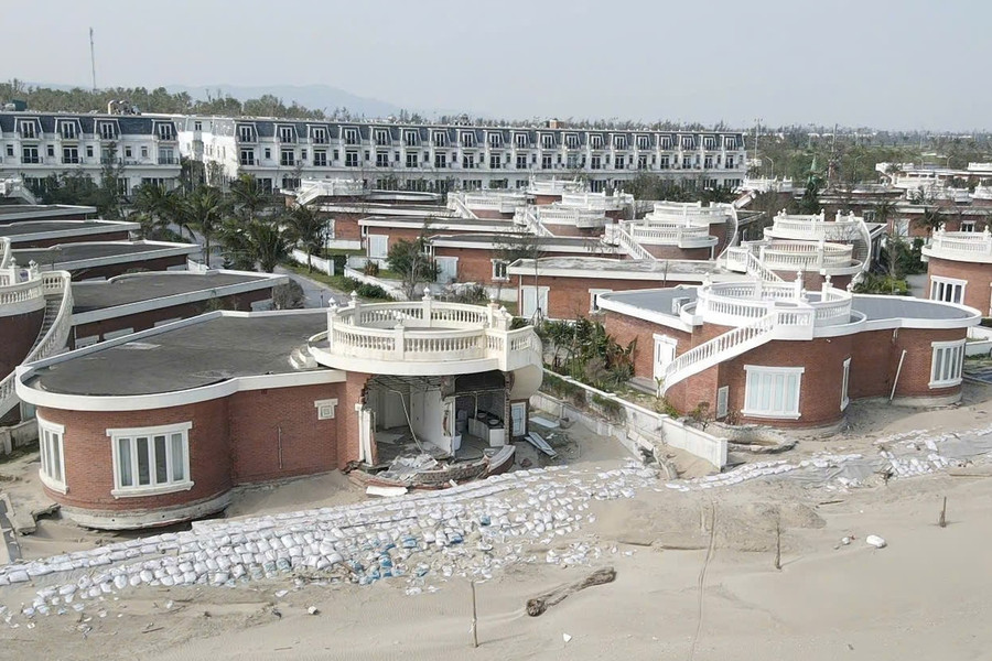 Nhiều căn biệt thự thuộc Dự án Khu dịch vụ và nhà nghỉ Xuân Thành bị sập trong bão Bualoi.