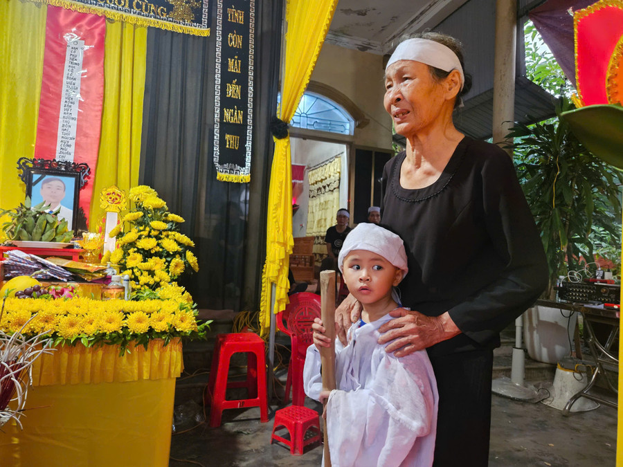 Sinh ra không có giọt sữa nào của mẹ, nay cha cũng theo mẹ về thế giới bên kia, Quốc Bảo (5 tuổi) ngơ ngác chưa hiểu hết nỗi đau quá lớn. 2c8c9fc0b05604085d47.jpg