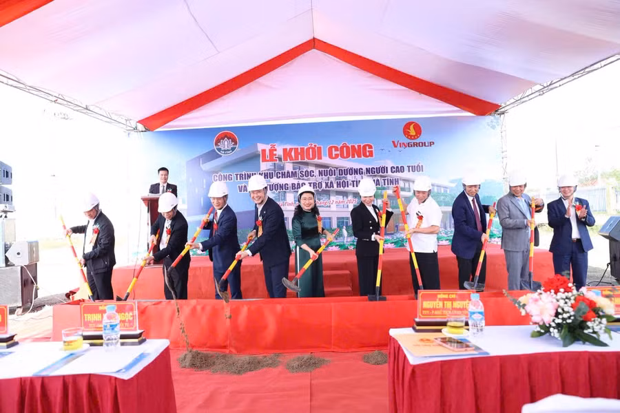 Các đại biểu thực hiện nghi thức khởi công xây dựng.