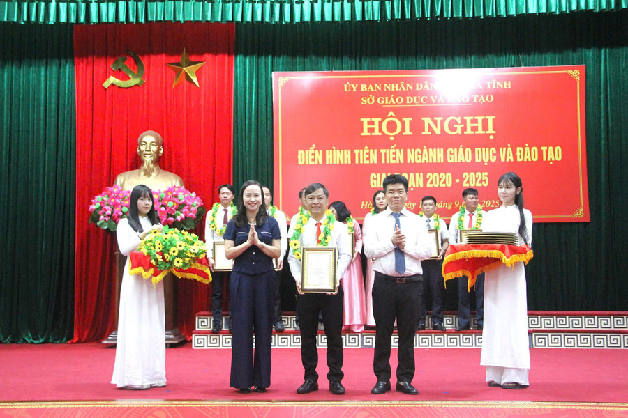 Thầy Phan Anh Tú được vinh danh điển hình tiên tiến ngành Giáo dục và Đào tạo Hà Tĩnh giai đoạn 2020-2025.