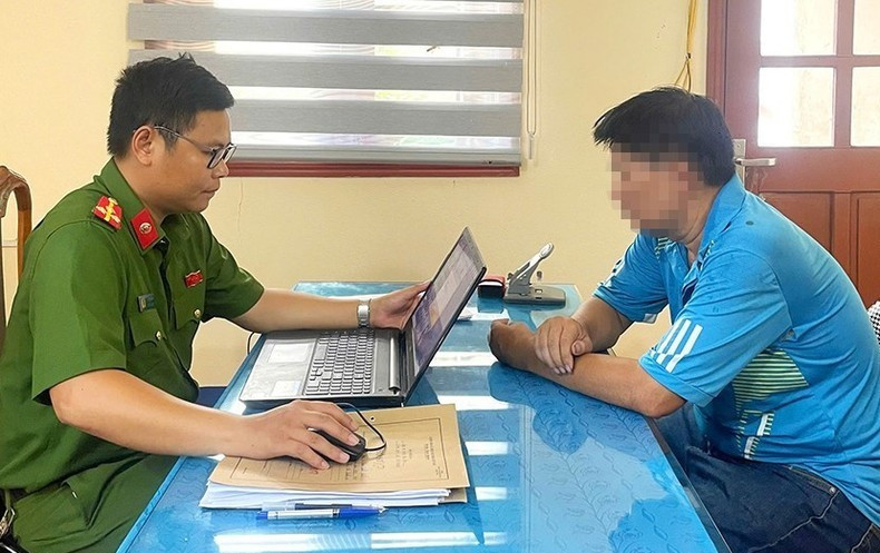 Công an lấy lời khai đối với tài xế Phan Ngọc Giám. (Ảnh: CA)