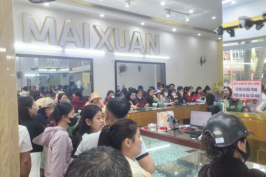 Tiệm vàng ở Hà Tĩnh chật kín người mua bán ngày vía Thần Tài.