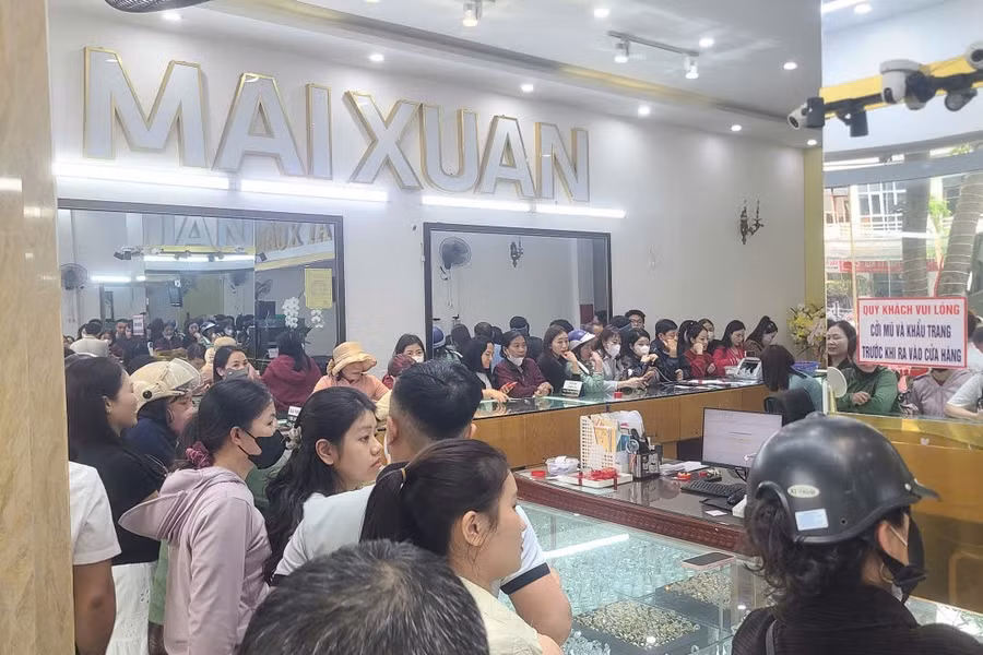 Tiệm vàng ở Hà Tĩnh chật kín người mua bán ngày vía Thần Tài.