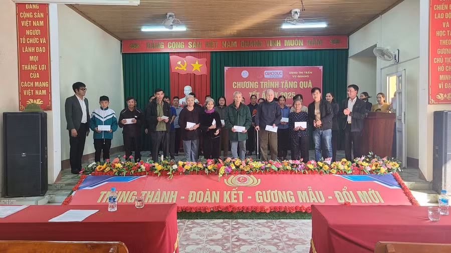 25 suất quà Tết được trao đến người dân thị trấn Vũ Quang.